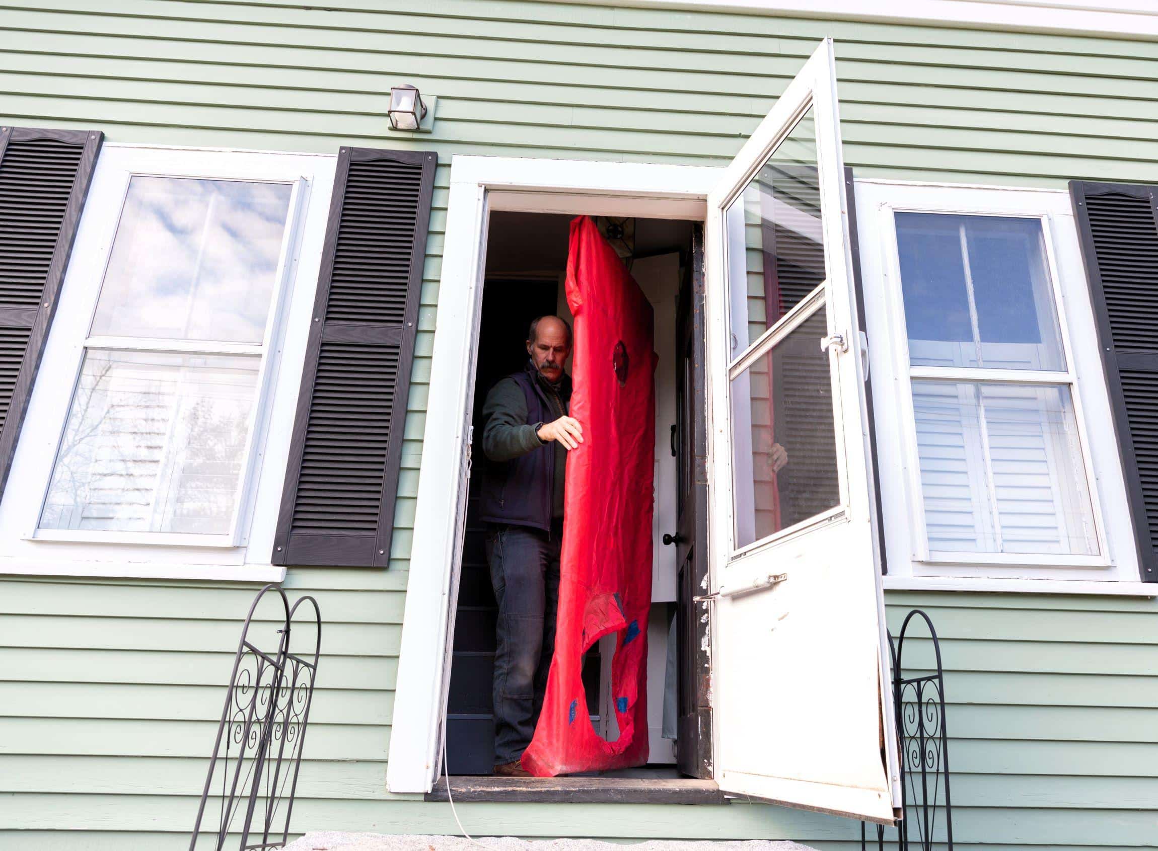 Setting-up a blower door test in a house